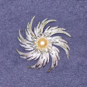 Sarah Coventry Vintage Silver Toned Floral Pearl Center Brooch Pin Signed